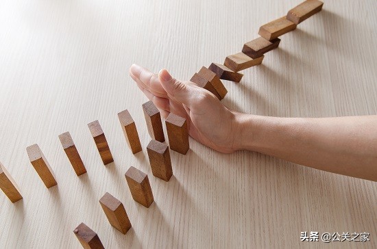 危機(jī)公關(guān)處理流程（公關(guān)危機(jī)處理案例ppt）